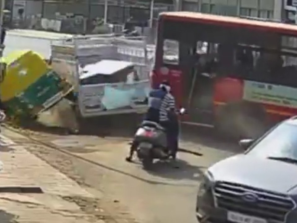 Voller Schulbus rammt drei andere Fahrzeuge