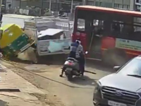 Voller Schulbus rammt drei andere Fahrzeuge