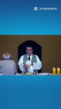 Em missa, avô encontra consolo no abraço do padre após perder neto