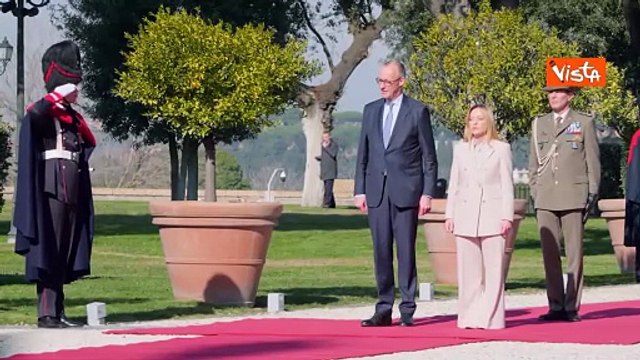 Merz accolto da Meloni a Villa Doria Pamphilj per il Vertice intergovernativo tra Italia e Germania