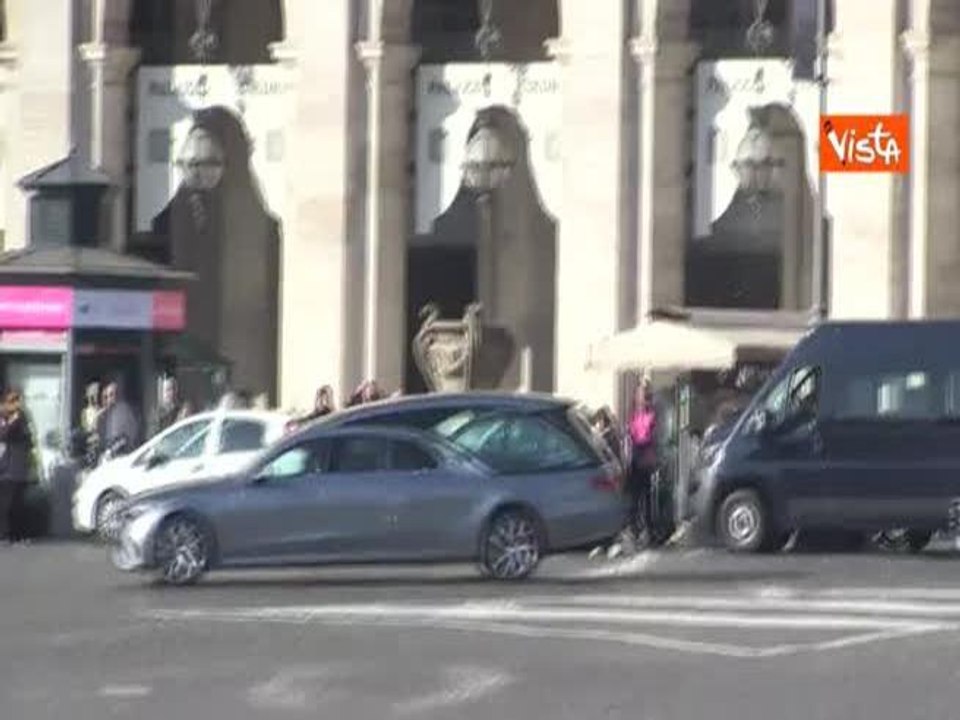 Funerali di Valentino, l'arrivo del feretro alla Basilica di Santa Maria degli Angeli a Roma