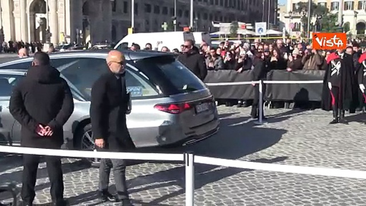 Funerali di Valentino, l'arrivo del feretro alla Basilica di Santa Maria degli Angeli a Roma