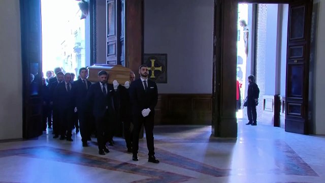 Anne Hathaway e Donatella Versace marcam presença no funeral de Valentino em Roma
