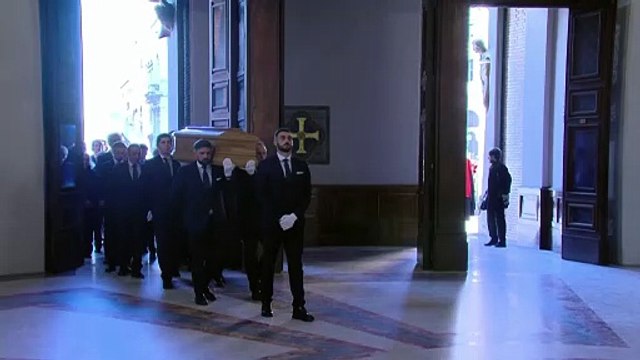 Anne Hathaway e Donatella Versace tra i presenti al funerale di Valentino a Roma