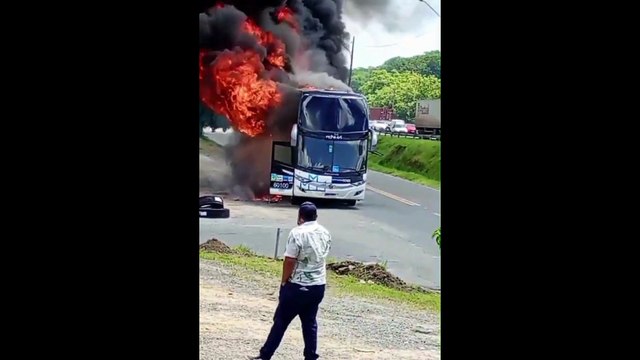 Ônibus completamente em chamas impressiona motoristas na BR-101 em Joinville; veja vídeo