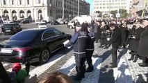 L'arrivo di Anna Wintour e Anne Hathaway ai funerali di Valentino