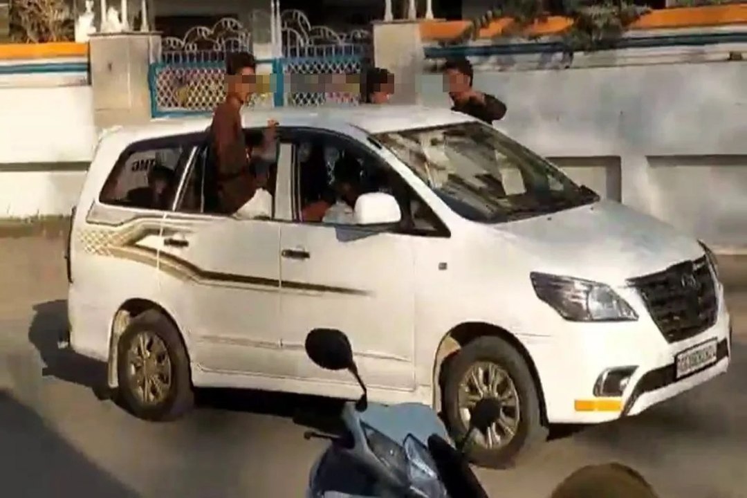 Stunt in car: चौपाटी के पास 8-10 कार में सवार युवाओं ने किया स्टंट, Video वायरल होते ही पुलिस ने 1 दर्जन को पकड़ा