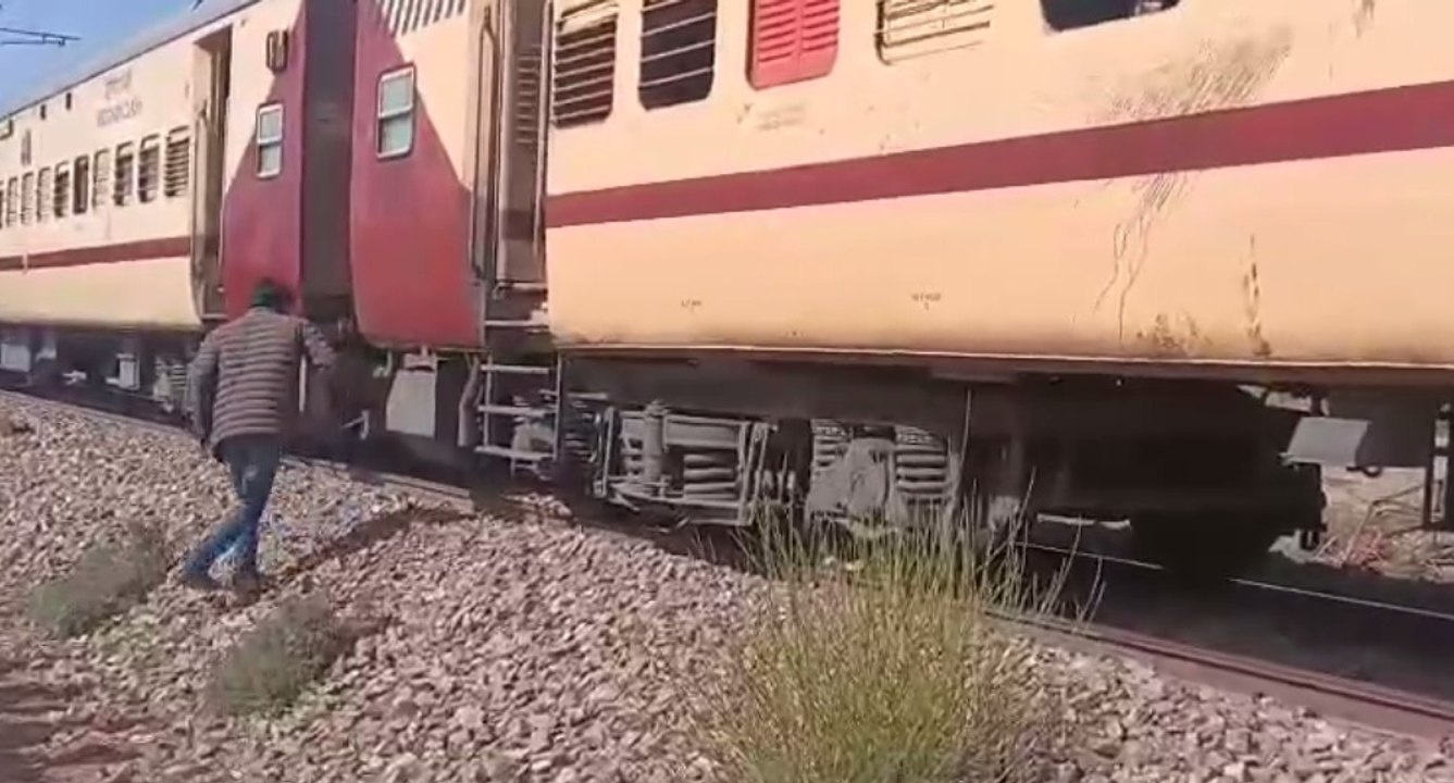 Video: रेल की चपेट में आने से गाय की मौत, रेल को रुकवाया.. 10 मिनट तक रेल यातायात प्रभावित