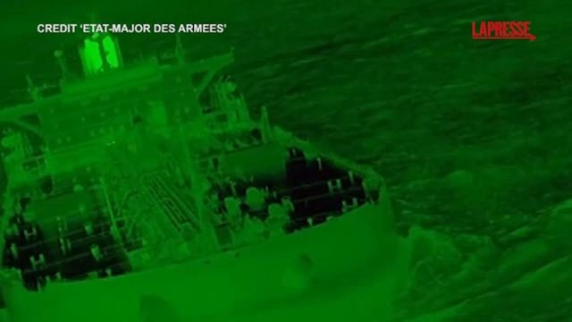 La marina francese intercetta una petroliera russa: il video dei militari che salgono a bordo