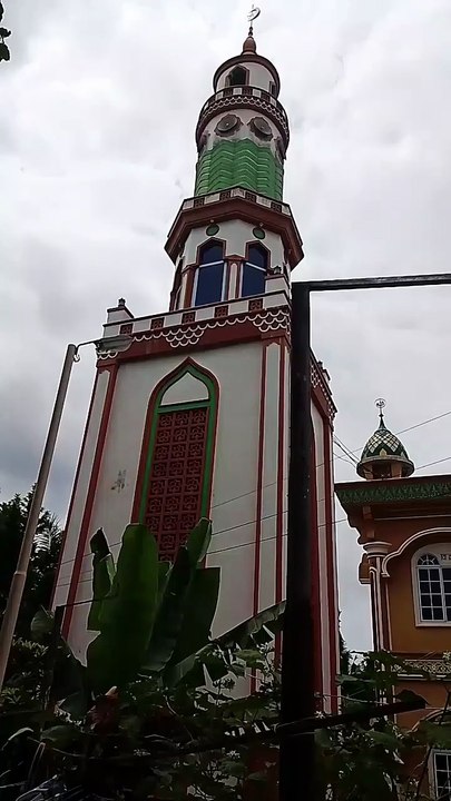 Setelah selesai salat Jumat, para jamaah keluar dan bertebaran menuju tujuan masing-masing. 🕌🤲