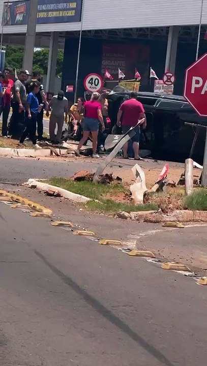 Grave colisão entre carros deixa vítimas e veículo tombado na PR-323, em Umuarama