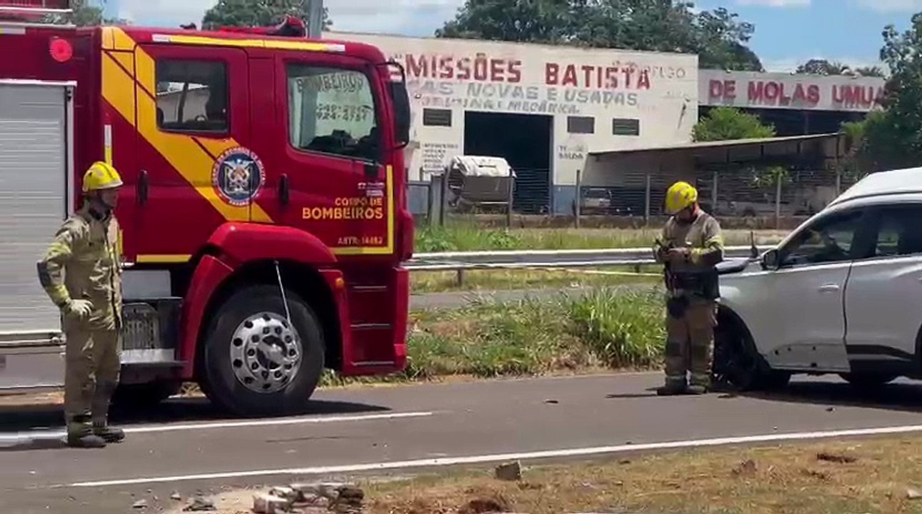 Grave colisão entre carros deixa vítimas e veículo tombado na PR-323, em Umuarama 1