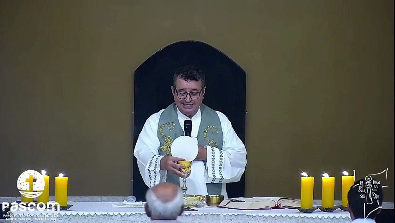Padre acolhe fiel em momento de desespero durante missa em Tubarão