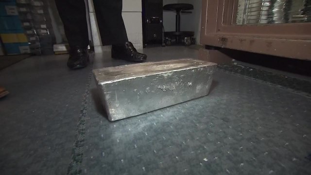 국제 은값, 사상 최초 온스당 100달러 돌파 / YTN
