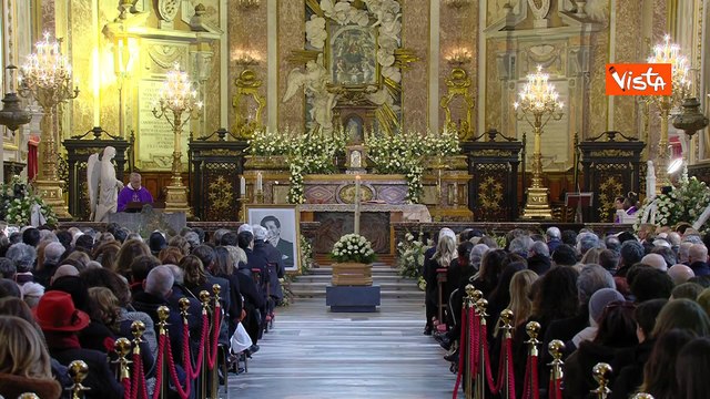 Funerali di Valentino, la cerimonia nella Basilica di Santa Maria degli Angeli a Roma, immagini
