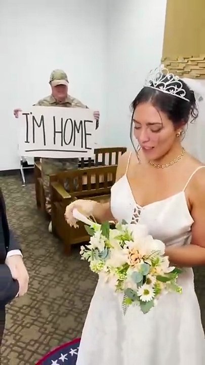 Soldier surprises his daughter on her wedding day 🥹 Share this beautiful moment!