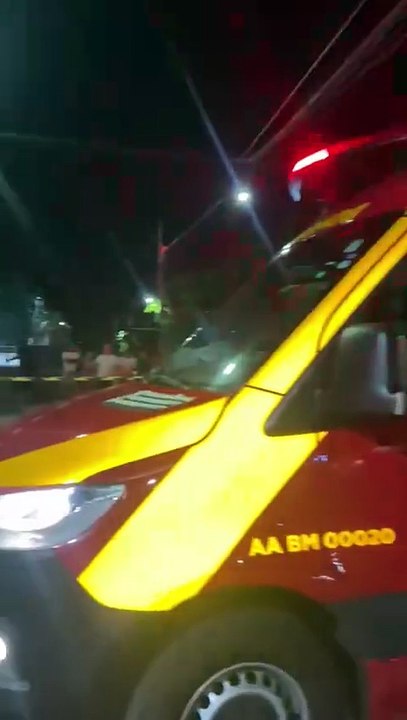 Carro tomba e condutor fica gravemente ferido após colisão na Praça do Japão, em Umuarama