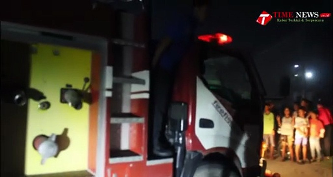 BEKAS GUDANG BUTUT TERBAKAR JADI TONTONAN WARGA