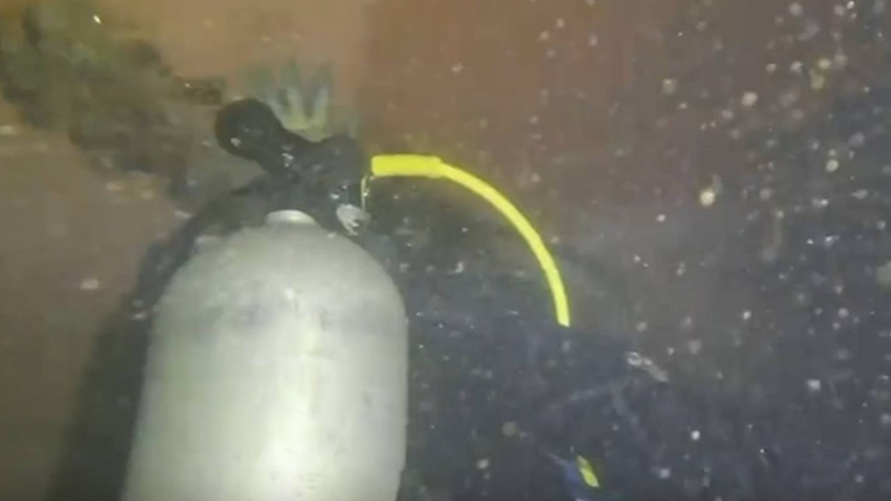 ¿Cómo operan los buzos antinarcóticos de la Armada que rastrean cocaína bajo el agua día y noche?