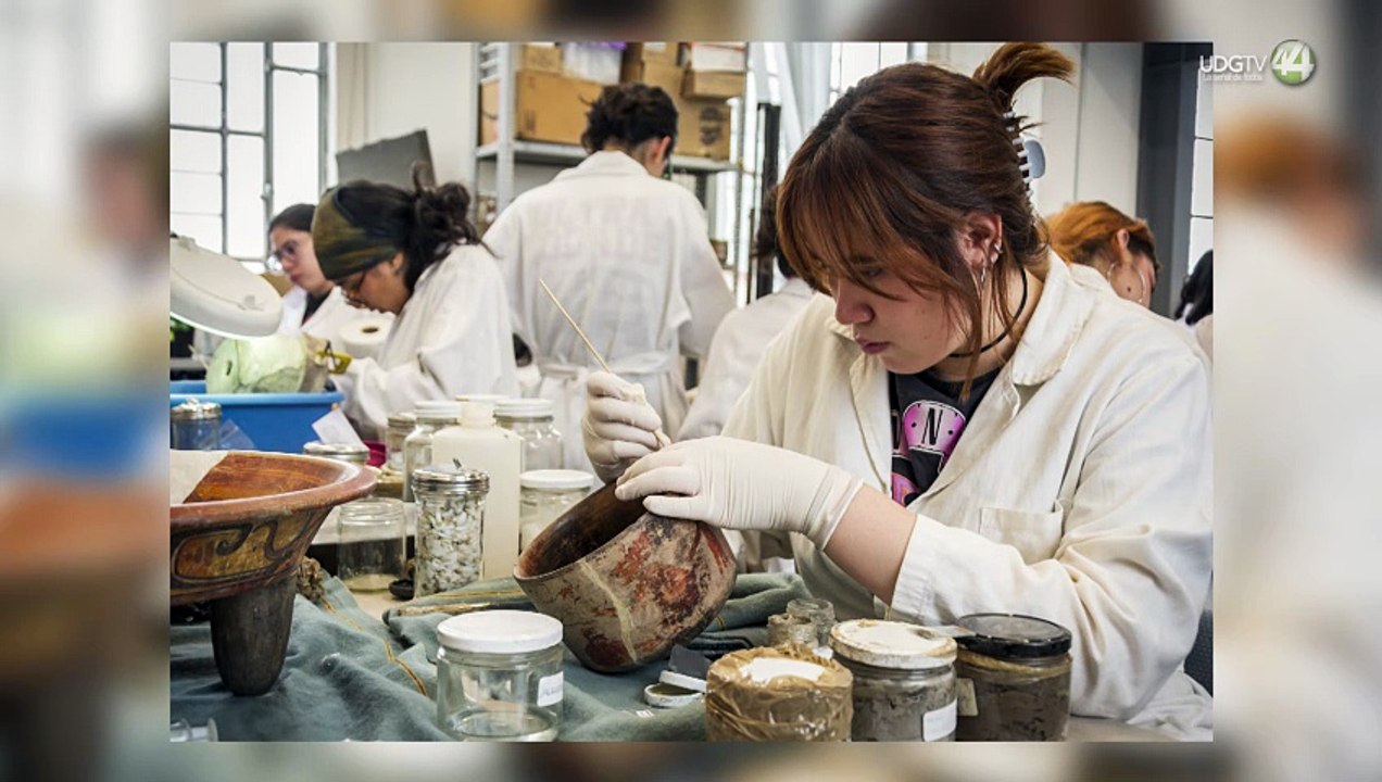 Integrantes de la ECRO restauran piezas del próximo Museo de Arqueología de Occidente