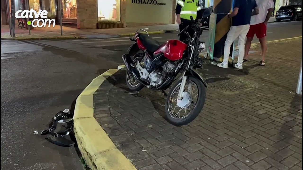 Jovem fica ferido em acidente entre carro e moto no Centro de Cascavel