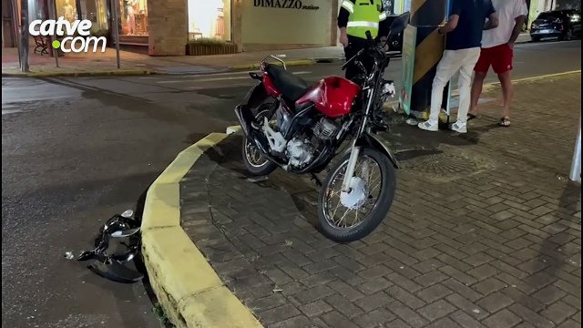 Jovem fica ferido em acidente entre carro e moto no Centro de Cascavel