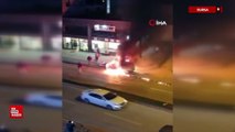 Bursa'da araç alev aldı, esnaf yangın tüpleriyle koştu