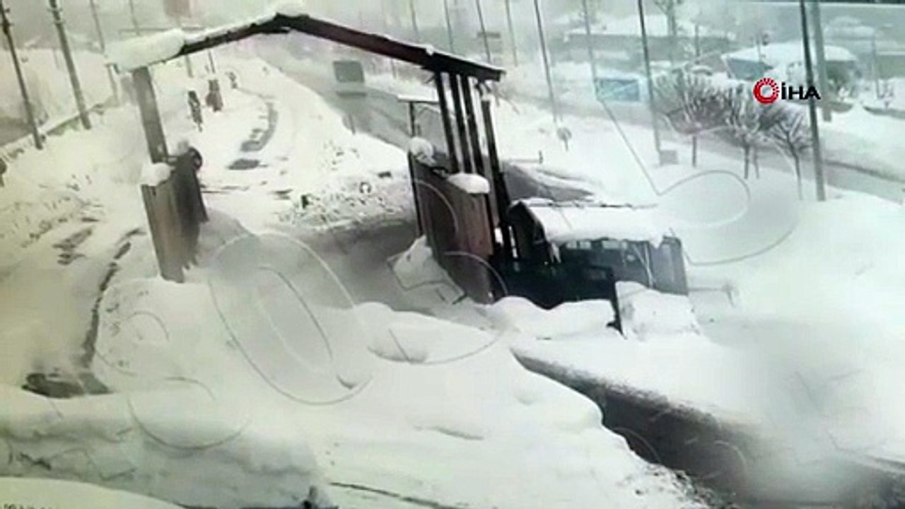 Yolcu otobüsünün polis noktasına çarpma anı görüntüleri ortaya çıktı
