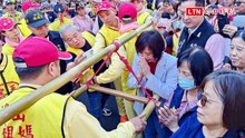 「後龍山邊媽祖」贊境賜福  鑾轎突轉向駐足何欣純膜拜、跪禮