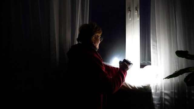 Ucraina, le notti buie e al gelo dei residenti di Kiev sotto le bombe russe: «La corrente arriva una volta ogni 16-17 ore »