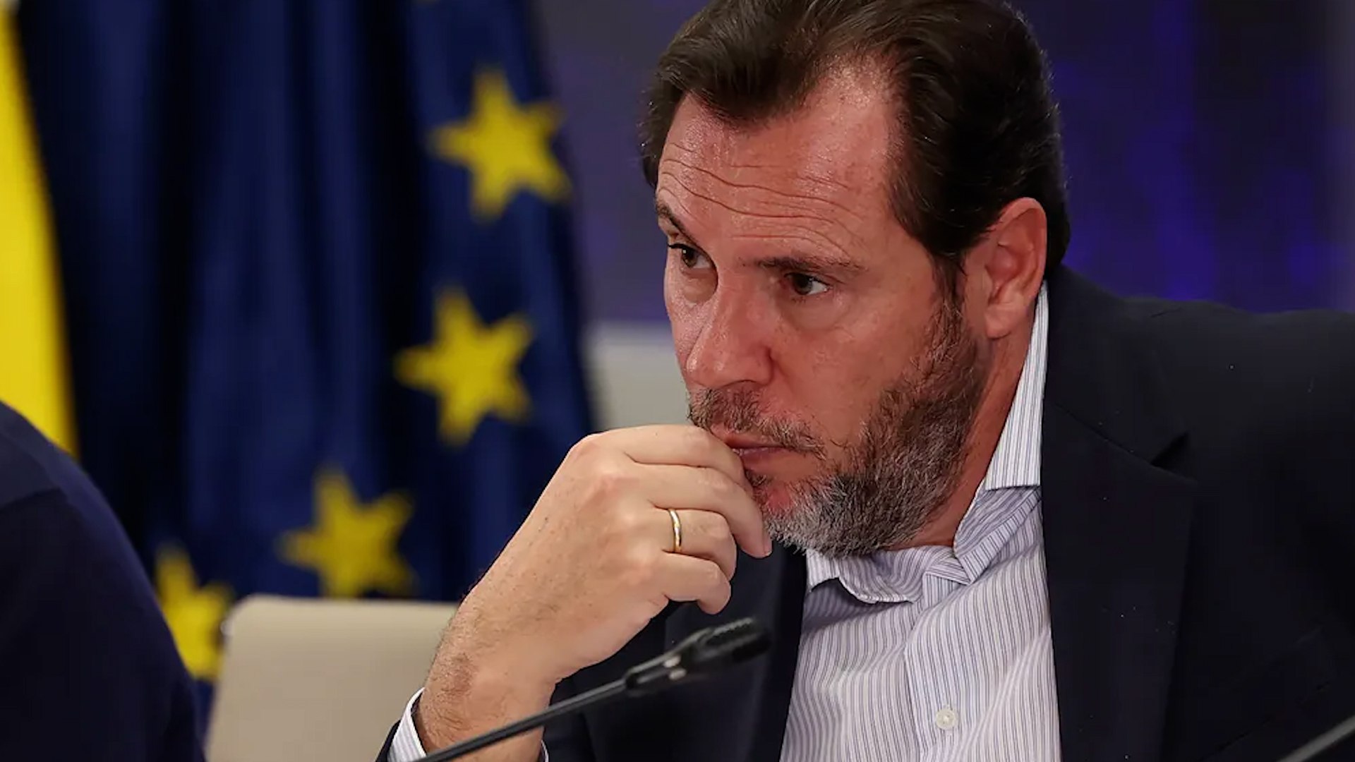 El estado de conservaci�n de las v�as de alta velocidad y la calidad del acero ferroviario en el tramo de Adamuz se han convertido en un elemento clave dentro de la investigaci�n del accidente ferroviario del Iryo 6189, ocurrido el pasado domingo. El descarrilamiento provoc� una de las mayores tragedias recientes en la red ferroviaria espa�ola, con un balance de 45 fallecidos, lo que ha intensificado el escrutinio sobre las infraestructuras implicadas.

Aunque inicialmente el Ministerio de Transportes descart� que la rotura de la v�a fuera un factor determinante, tan solo cinco d�as despu�s ha anunciado un giro en la investigaci�n. El departamento dirigido por �scar Puente ha confirmado que se analizar� en profundidad la calidad del acero de todos los carriles del tramo afectado y que se emprender�n acciones judiciales contra el proveedor, ArcelorMittal, si se detectan defectos en el material.

El ministro ha se�alado como nueva hip�tesis un posible defecto de fabricaci�n, motivo por el cual se ha ordenado la revisi�n de todos los lotes de carriles instalados. No obstante, tanto Puente como el presidente de Adif, Luis Pedro Marco de la Pe�a, han subrayado que ArcelorMittal es una empresa l�der en el sector, responsable de la pr�ctica totalidad de las v�as ferroviarias del pa�s y con producci�n nacional.