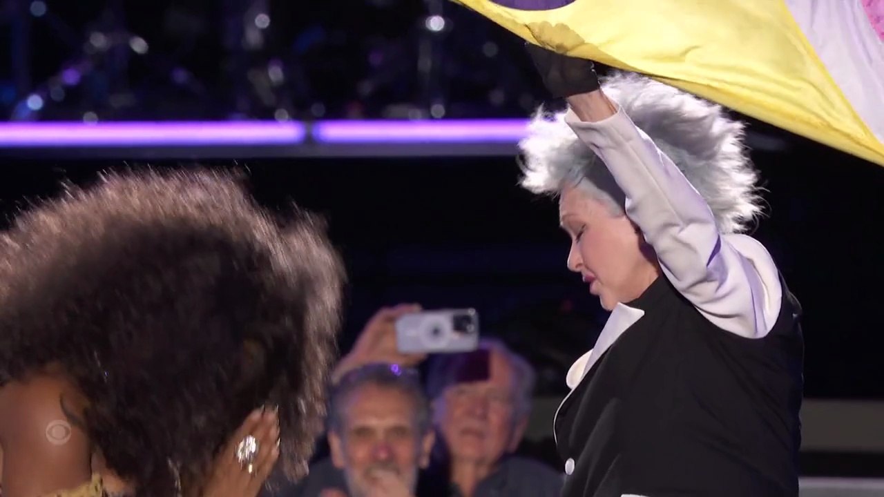 Cyndi Lauper & Cher - Girls Just Wanna Have Fun