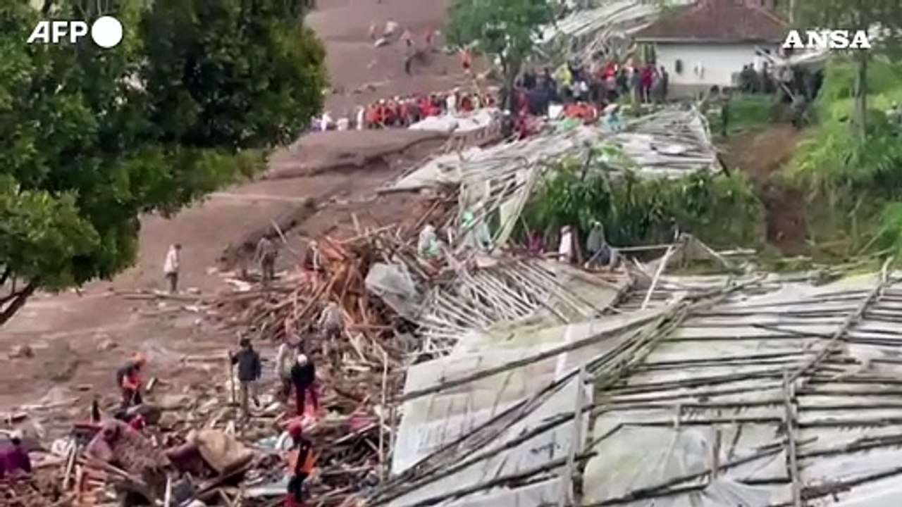Frana in Indonesia, almeno otto morti e ottanta dispersi