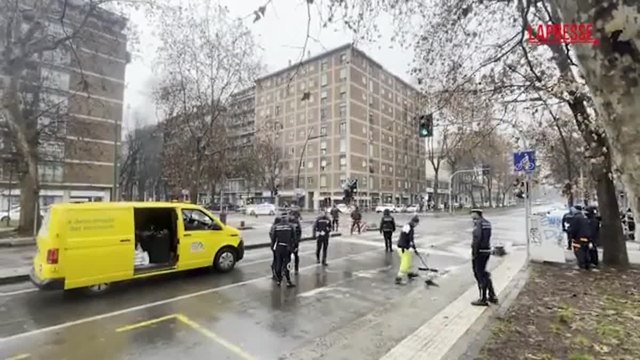 Milano, camion Amsa contro auto: muore 46enne. Le immagini del luogo dello scontro