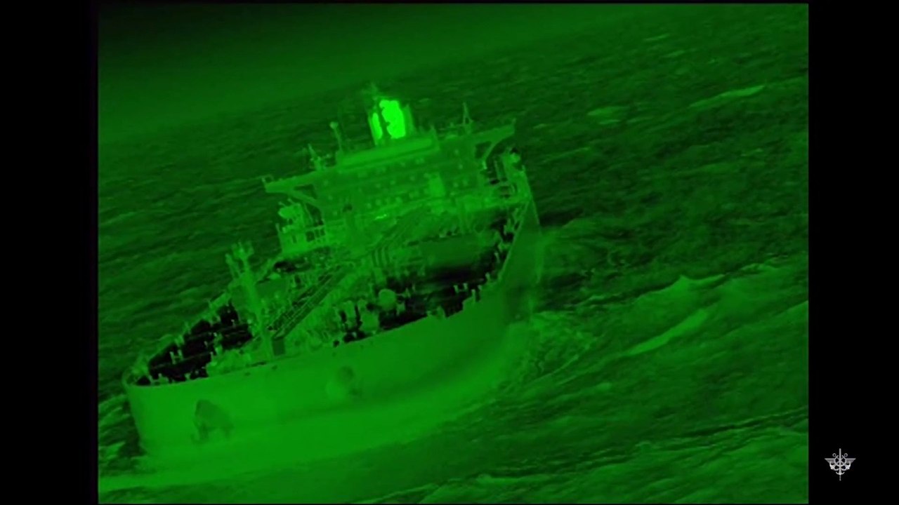 Guerre en Ukraine : le pétrolier de la flotte fantôme russe arraisonné par la Marine nationale convoyé vers le port de Marseille