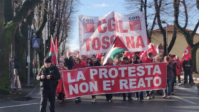 Migliaia alla manifestazione pro Pal a Massa: il video del corteo