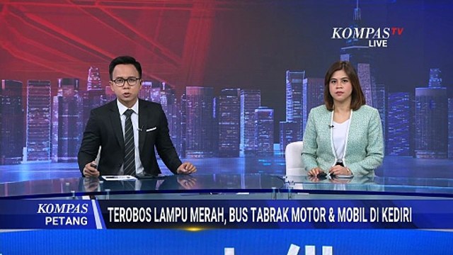 Terobos Lampu Merah, Bus Tabrak Motor & Mobil di Kediri, Pengendara Dilarikan ke RS | KOMPAS PETANG