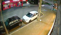 Câmeras de segurança mostram acidente entre carro e moto no Centro de Cascavel