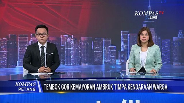Detik-Detik Tembok Atap GOR Kemayoran Ambruk Timba Kendaraan Akibat Diterpa Angin Kencang