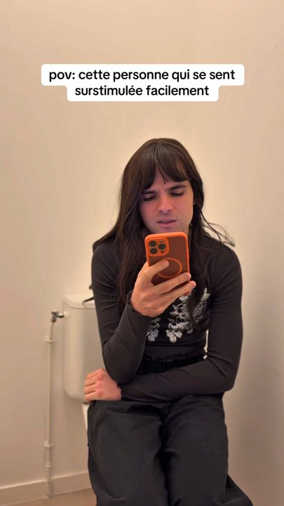 Cette personne qui se sent surstimulée facilement