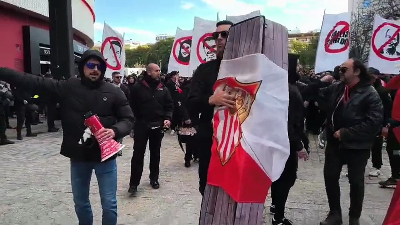 La afición escenifica con un ataúd y caretas 'la muerte del Sevilla'