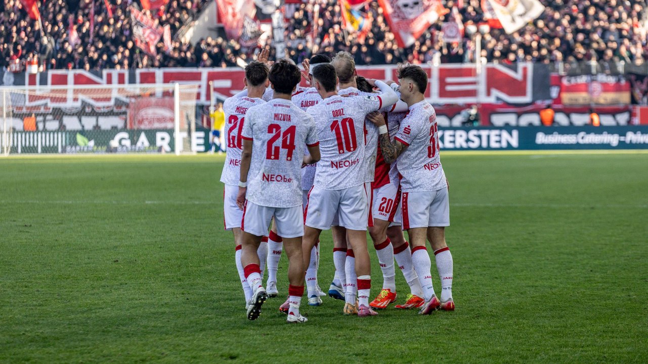 RWE feiert Dreierpacker Janssen und ärgert sich über harte Rote Karte