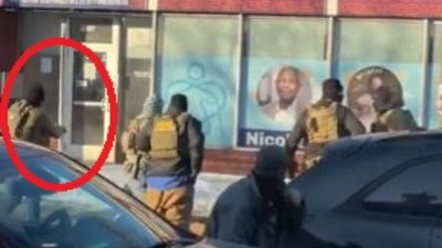 Agenti federali fermano un uomo, sparano e lo uccidono: il video della concitata scena a Minneapolis