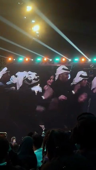 هيفاء وهبي تؤدي رقصة خليجية على المسرح