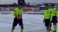 Cosa fa l'arbitro? La neve copre il campo, ma lui... la scena è ridicola