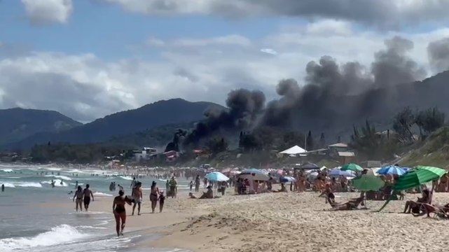 Incêndio atinge casa na praia do Campeche, em Florianópolis