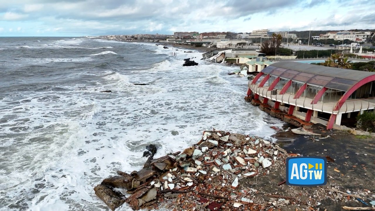 A Ostia non si ferma l'erosione del litorale dopo le ultime mareggiate: le immagini del drone