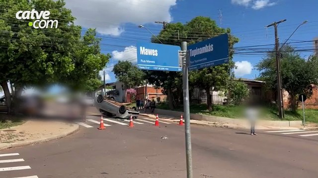 Motorista fura preferencial, causa capotamento e foge após acidente em Cascavel