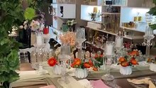 Caprice Çiçekçilik Show Room Demo Masalar Objeler Süslemeler Telefon Aşağıda