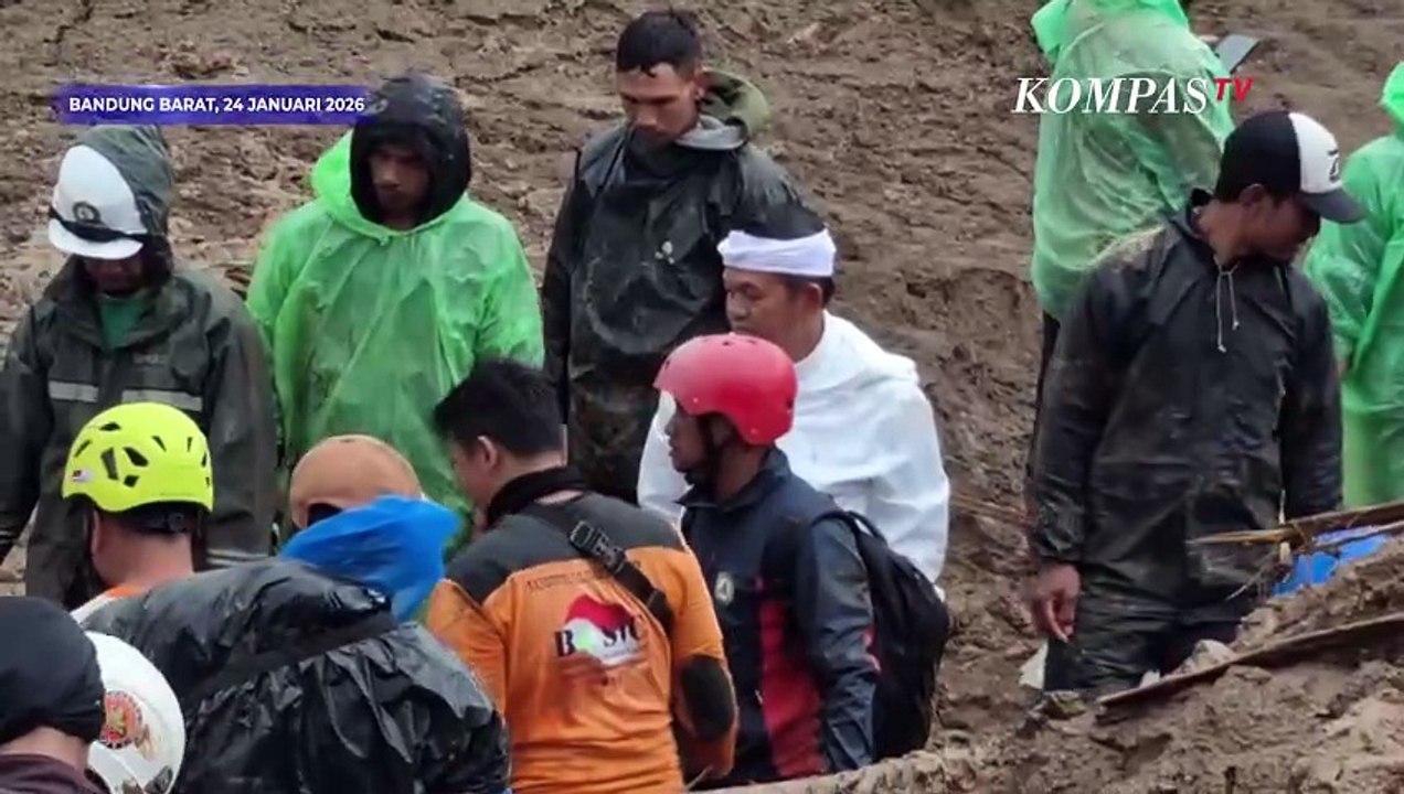 Momen Dedi Mulyadi Evakuasi Korban Longsor Bersama Warga: La ilaha illallah